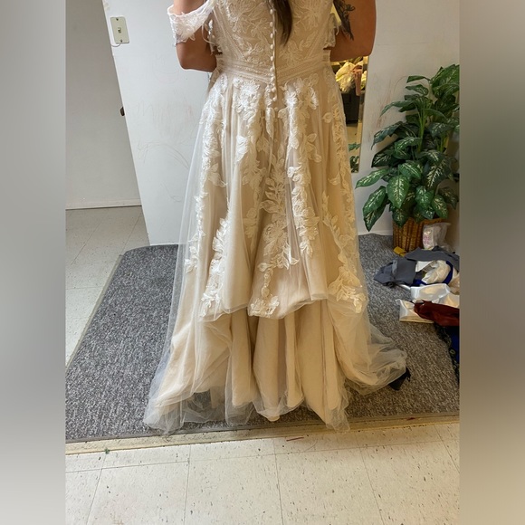 Stella York #7332 wedding dress - Picture 7 of 7